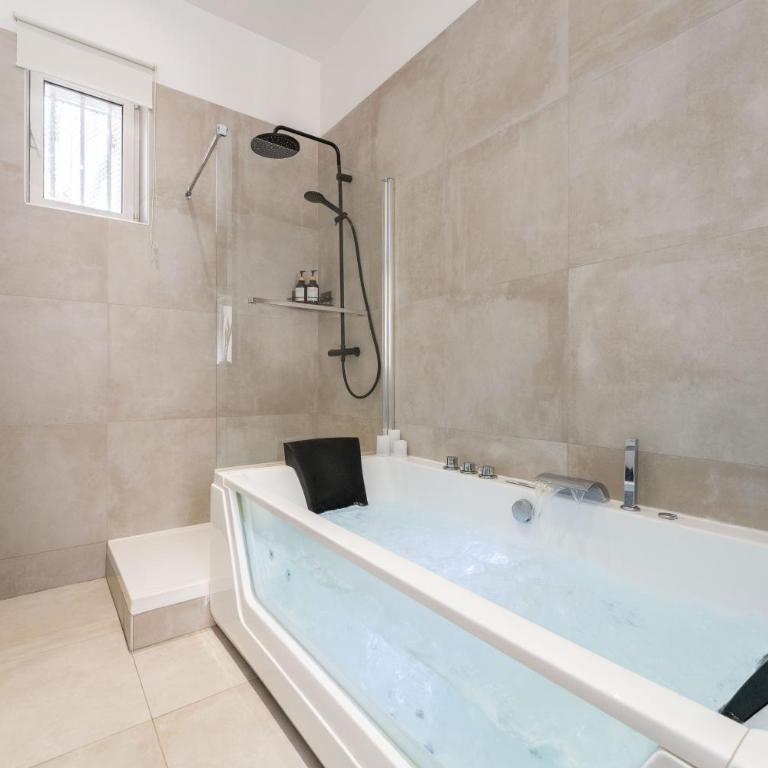 Suite avec baignoire Balnéo à 4min à pied du Vieux-Port - Appartement 1 Chambre - 2