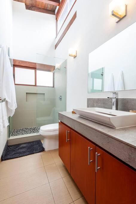 Incredible Property with Huge Garden and Pool! - Casa de 3 dormitorios - 3
