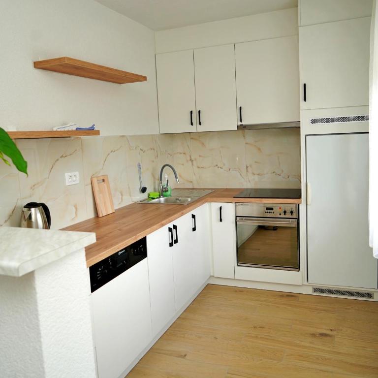 Swiss Apartmani - Trokrevetna Soba sa Balkonom - 5