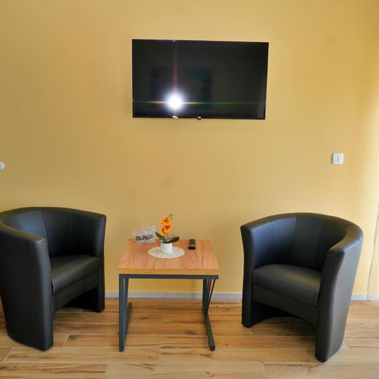 Swiss Apartmani - Deluks Dvokrevetna Soba sa Bračnim Krevetom i Balkonom - 1