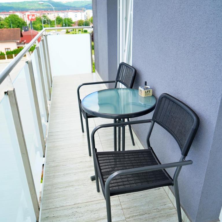 Swiss Apartmani - Deluks Dvokrevetna Soba sa Bračnim Krevetom i Balkonom - 6