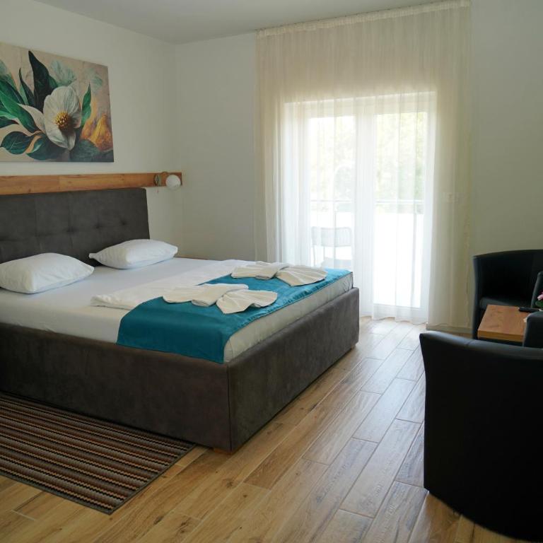 Swiss Apartmani - Deluks Dvokrevetna Soba sa Bračnim Krevetom i Balkonom - 1