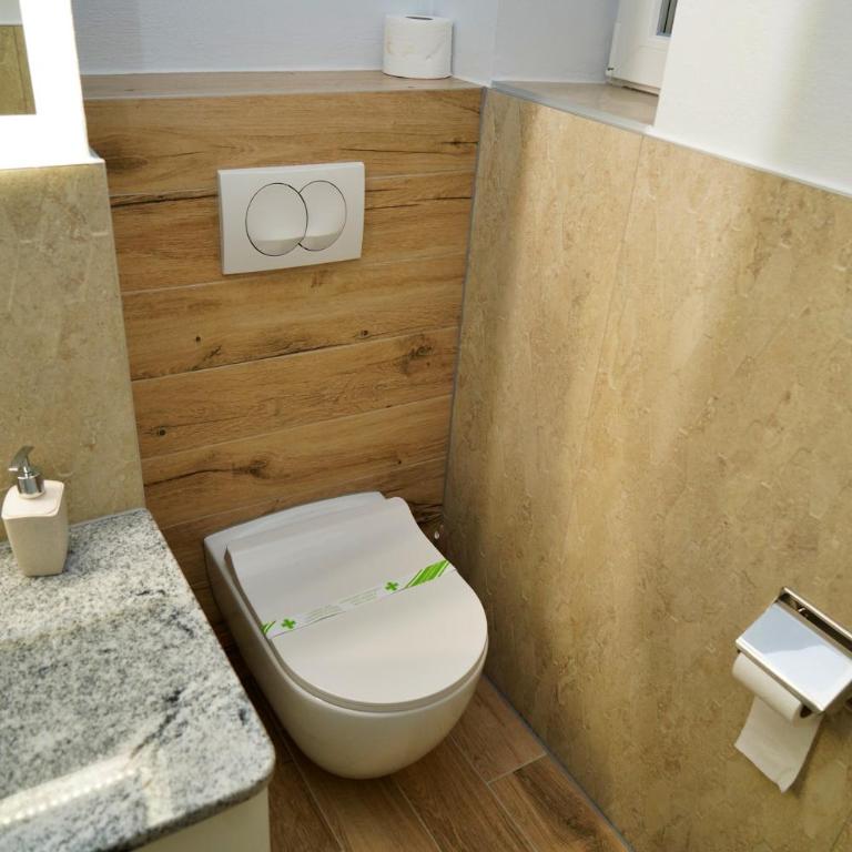 Swiss Apartmani - Deluks Dvokrevetna Soba sa Bračnim Krevetom i Balkonom - 3