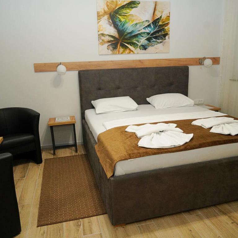 Swiss Apartmani - Dvokrevetna Soba sa Bračnim Krevetom - 1