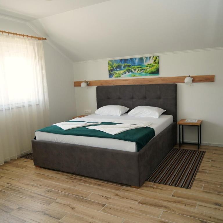Swiss Apartmani - Deluks Dvokrevetna Soba sa Bračnim Krevetom - 1