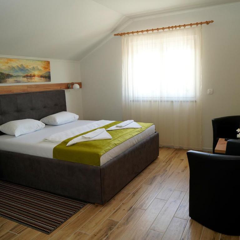 Swiss Apartmani - Dvokrevetna Soba sa Bračnim Krevetom - 1
