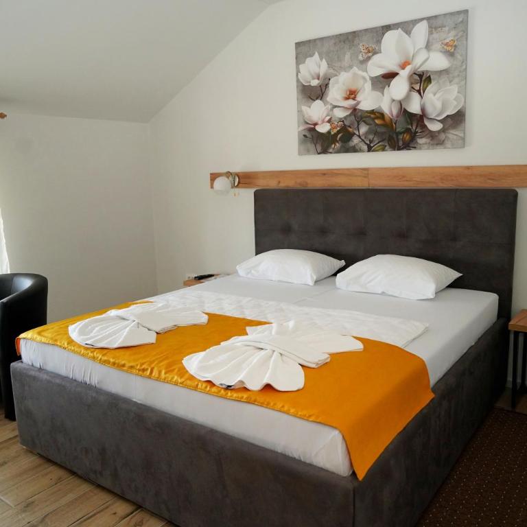 Swiss Apartmani - Dvokrevetna Soba sa Bračnim Krevetom - 1