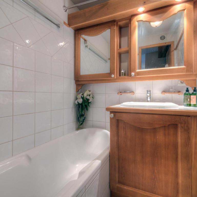 Apt Bellachat 10 for 4 with Pool & 120m to lift - Happy Rentals - Appartement avec Balcon - 10