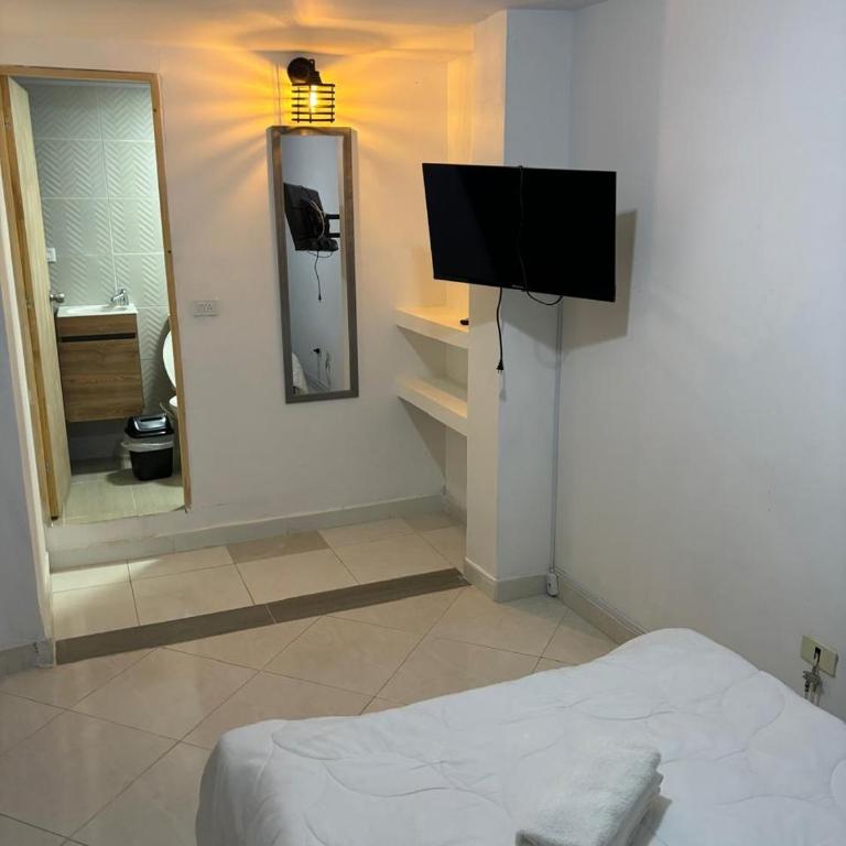 Hotel San Juan Guatape - Habitación Familiar con baño privado - 3