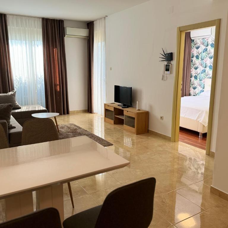 Viola Di Mare Apartments - One-Bedroom Apartment with Terrace and Garden View - 3