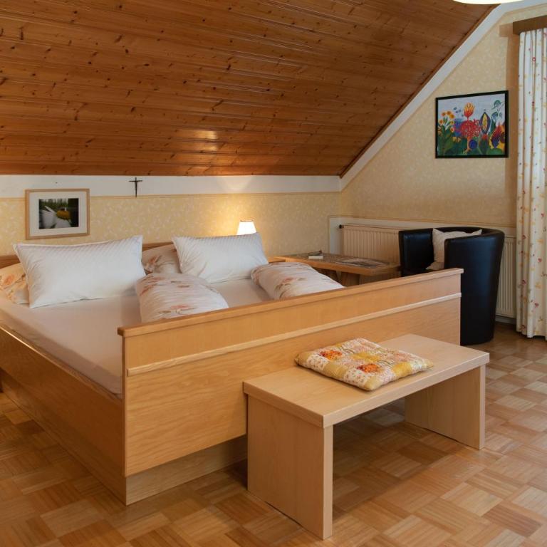 Bauernhof Flucher-Plaschg - Zimmer mit Kingsize-Bett und Balkon - 5