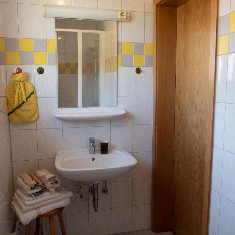 Bauernhof Flucher-Plaschg - Zimmer mit Kingsize-Bett und Balkon - 4