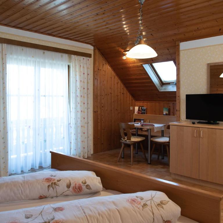 Bauernhof Flucher-Plaschg - Zimmer mit Kingsize-Bett und Balkon - 1