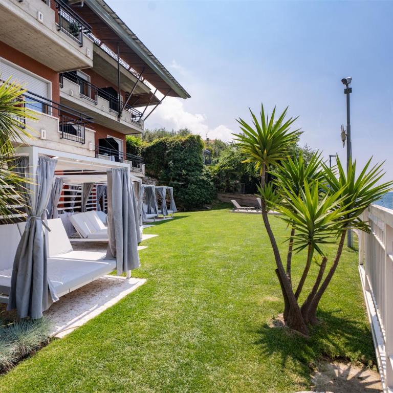 Ambienthotel PrimaLuna 3S - Camera Tripla Fronte Lago con Giardino (2 Adulti + 1 Bambino) - 1