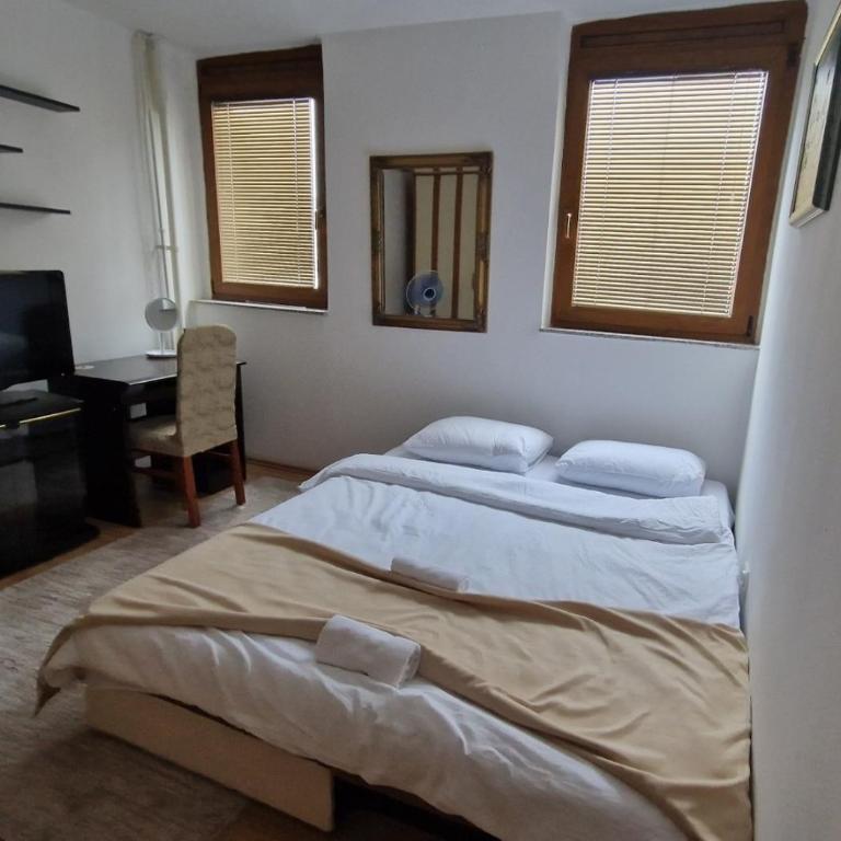 Room near University Campus in Sarajevo - Rooms Sarajevo - Dvokrevetna Soba sa Bračnim Krevetom i Zajedničkim Kupatilom - 1