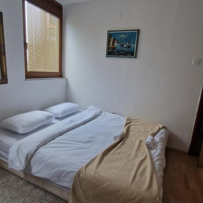 Room near University Campus in Sarajevo - Rooms Sarajevo - Dvokrevetna Soba sa Bračnim Krevetom i Zajedničkim Kupatilom - 2