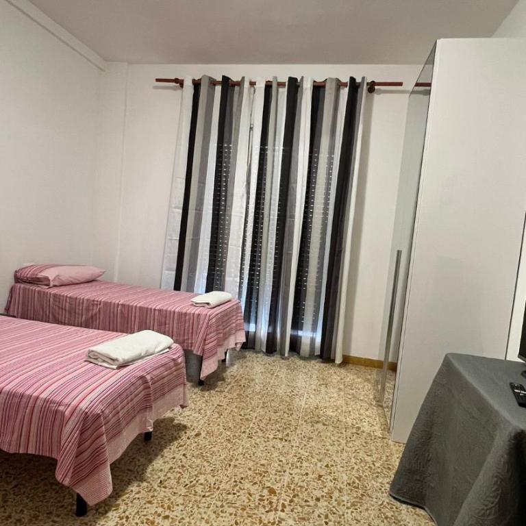 JR-ESCANIO - Camera Doppia con Letti Singoli Spaziosa - 10
