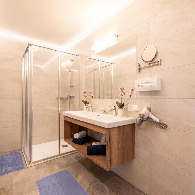 Örglwirt Ferienwelt - Hotel Post Örglwirt - Familienzimmer mit Balkon - 1