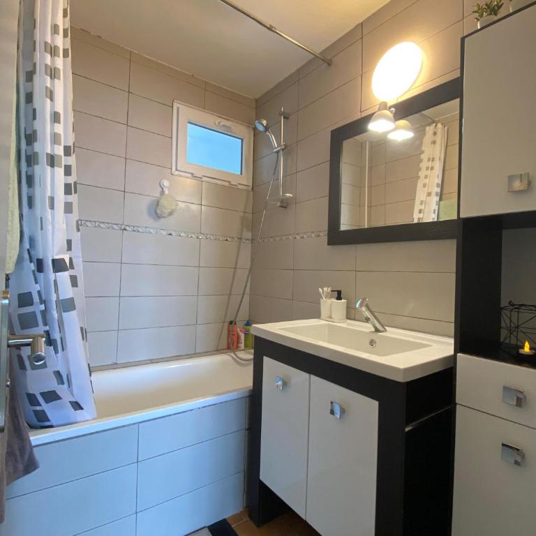 Grand F5 tout équipé, familles, entreprises et long séjour - Four-Bedroom Apartment - 9