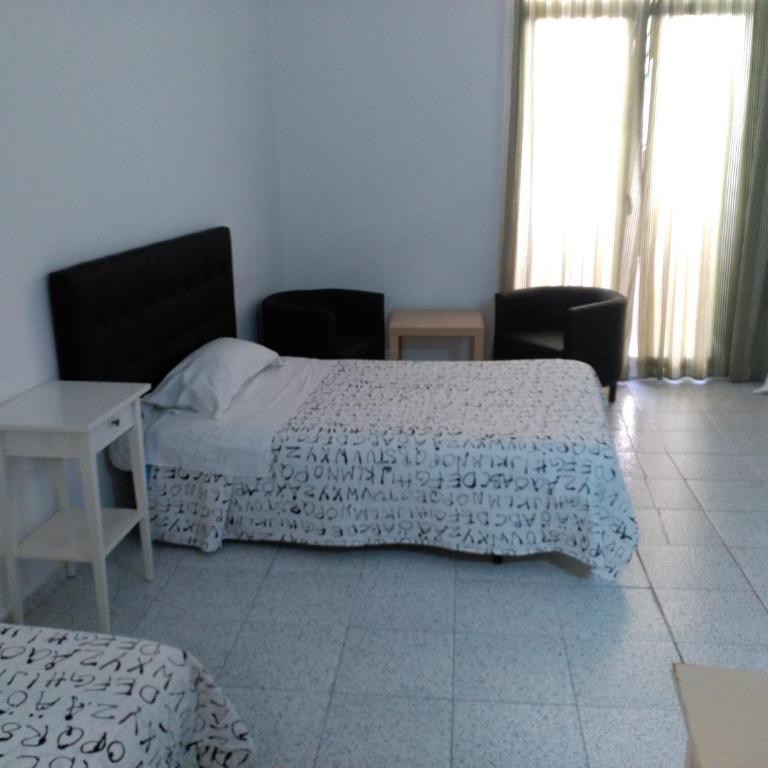 Hostal River - Triple Room with Shared Bathroom - 4