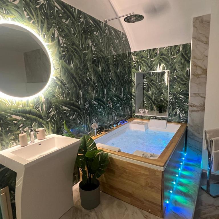 ETNEA 208 LUXURY JACUZZI SUITE Catania - Deluxe King Room - 4