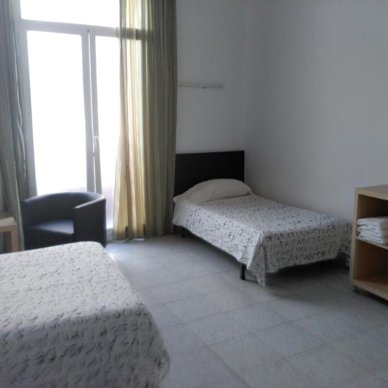 Hostal River - Triple Room with Shared Bathroom - 7