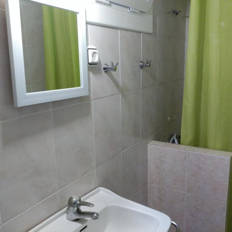 Hostal River - Triple Room with Shared Bathroom - 6