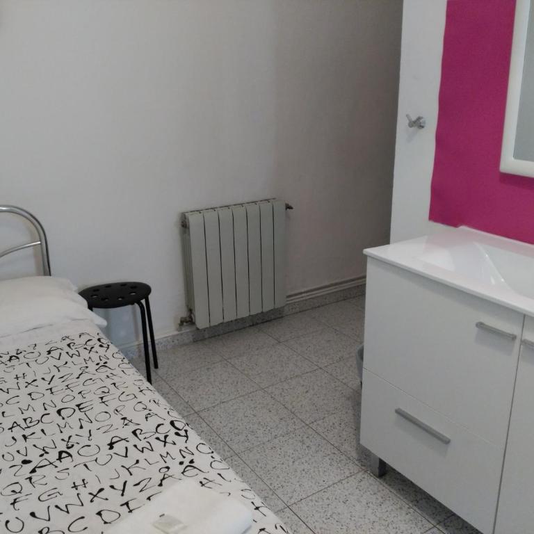 Hostal River - Single Room with Shared Bathroom - 4