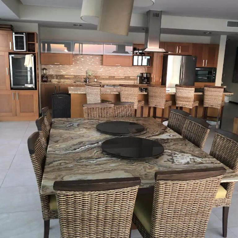 Peninsula Condo on 10th Floor - Villa - 10