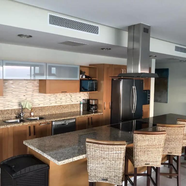 Peninsula Condo on 10th Floor - Villa - 13