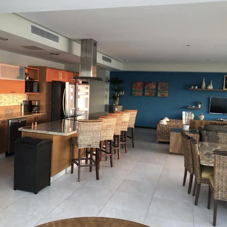 Peninsula Condo on 10th Floor - Villa - 37