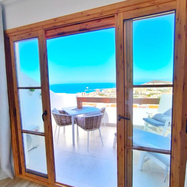 Los Cristianos - breathtaking view, AC, heated pool, fibre net - Apartamento Estudio con vistas al mar - 12
