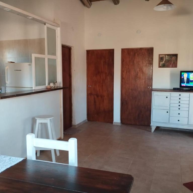 Casas HG-Desayuno sencillo entregado al check in-Pileta normal y climatizada en predio a 5 minutos en auto-Acepta mascotas bajo petición-Cochera para 1 auto - Two-Bedroom House - 15