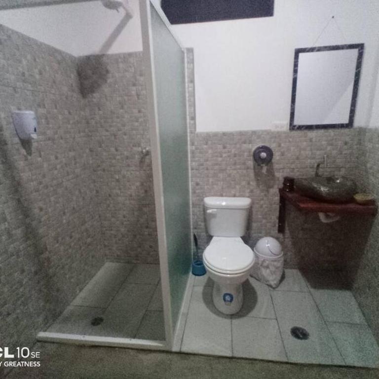 Habitación matrimonial con baño - Casa con 1 dormitorio - 6