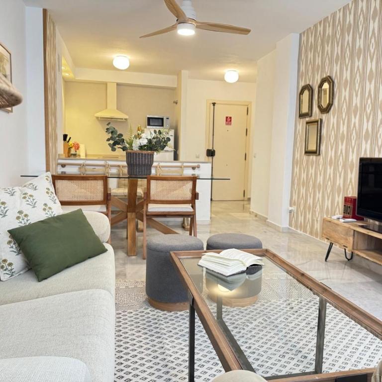 Nuevo Torremolinos Close to Beach Sinese Design Homes - Two-Bedroom Apartment - 14