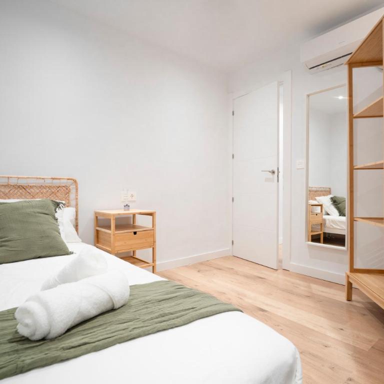 Ronda Suites junto estación tren y hospitales - Three-Bedroom Apartment - 6