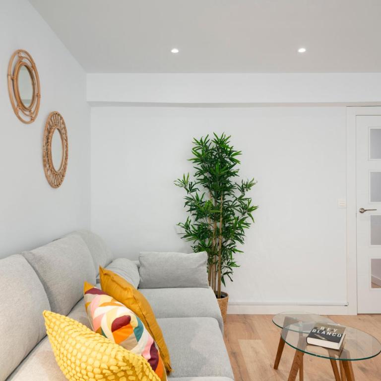 Ronda Suites junto estación tren y hospitales - Three-Bedroom Apartment - 25