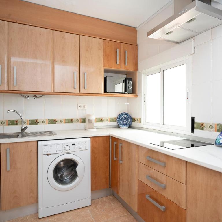 Ronda Suites junto estación tren y hospitales - Three-Bedroom Apartment - 33