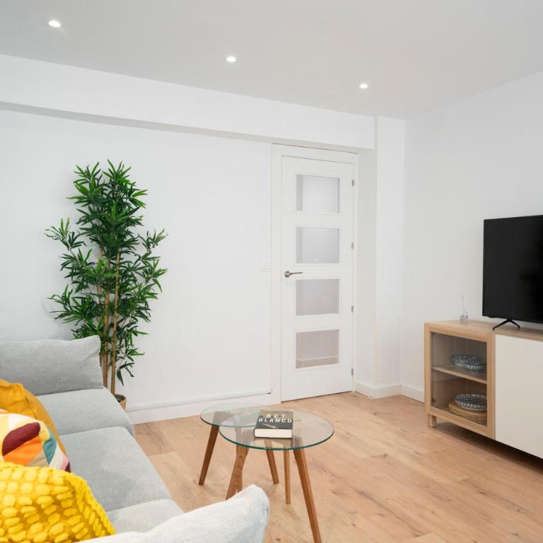 Ronda Suites junto estación tren y hospitales - Three-Bedroom Apartment - 35