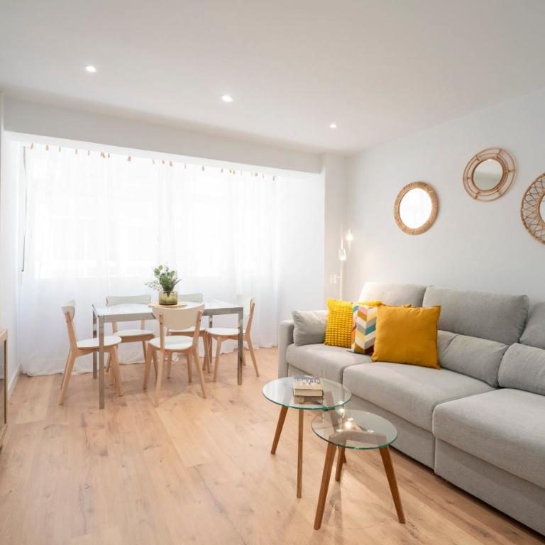Ronda Suites junto estación tren y hospitales - Three-Bedroom Apartment - 41