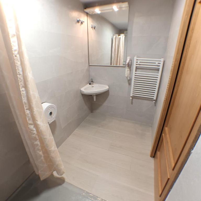 Pensión La Estación - Habitación adaptada para personas con movilidad reducida - Cama grande - 3