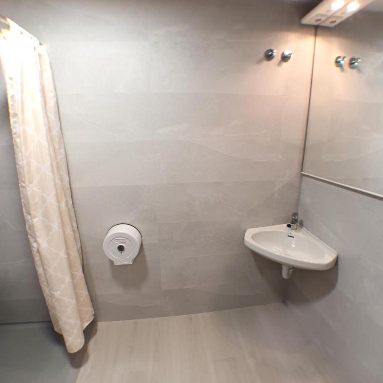 Pensión La Estación - Habitación adaptada para personas con movilidad reducida - Cama grande - 6