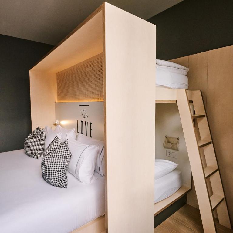 TOC Hostel Barcelona - Quadruple Room - 14