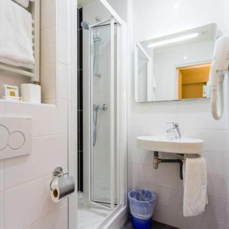 Bonséjour Montmartre - Quadruple Room with Private Bathroom - Ground Floor - 3