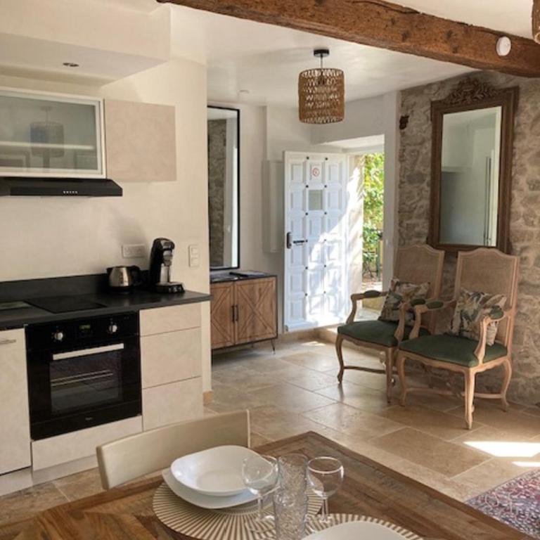 Le Logis des Remparts à l'intérieur de la Cité médiévale, Jardin privé, Parking inclus - Ferienhaus - 19