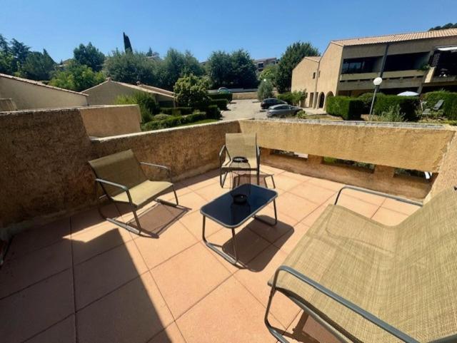 Lou Figoun - Two-Bedroom House - 6