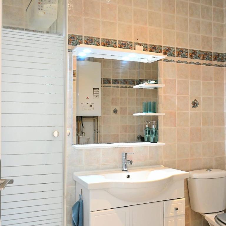 The Seaside Serenity - Air-Conditioned Bay-View Apartment with Terrace, Heart of Villefranche Old Town - Appartement 2 Chambres - 12