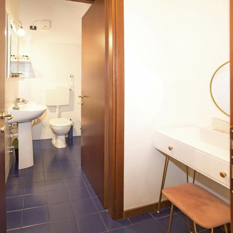 Veronetta House - Deluxe Double or Twin Room with Private Balcony - 14