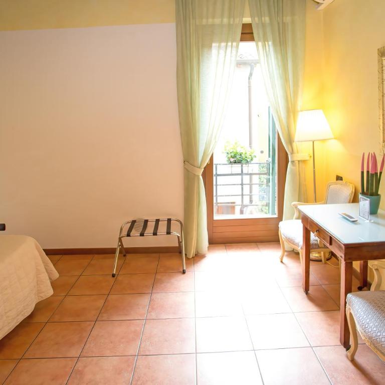 Veronetta House - Deluxe Double or Twin Room with Private Balcony - 9