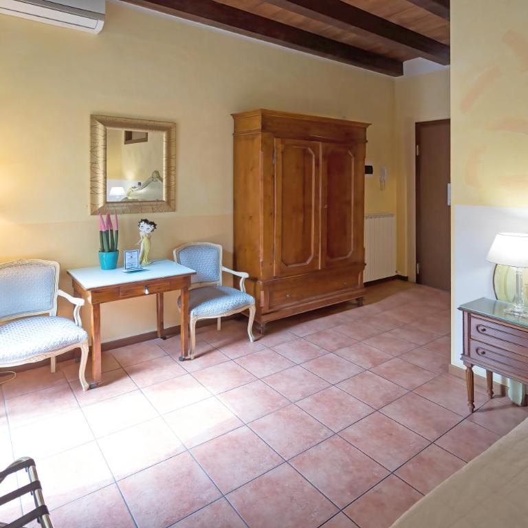 Veronetta House - Deluxe Double or Twin Room with Private Balcony - 10